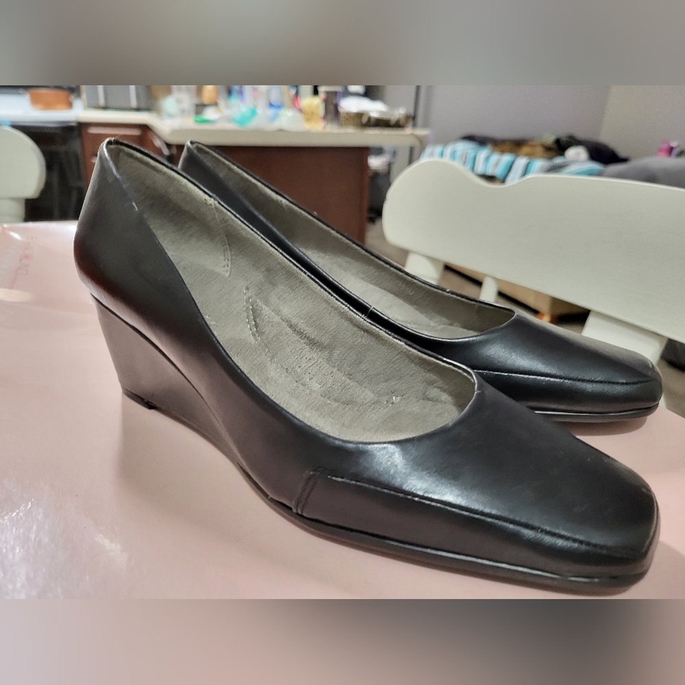 Aerosoles Black Wedge Dress shoes